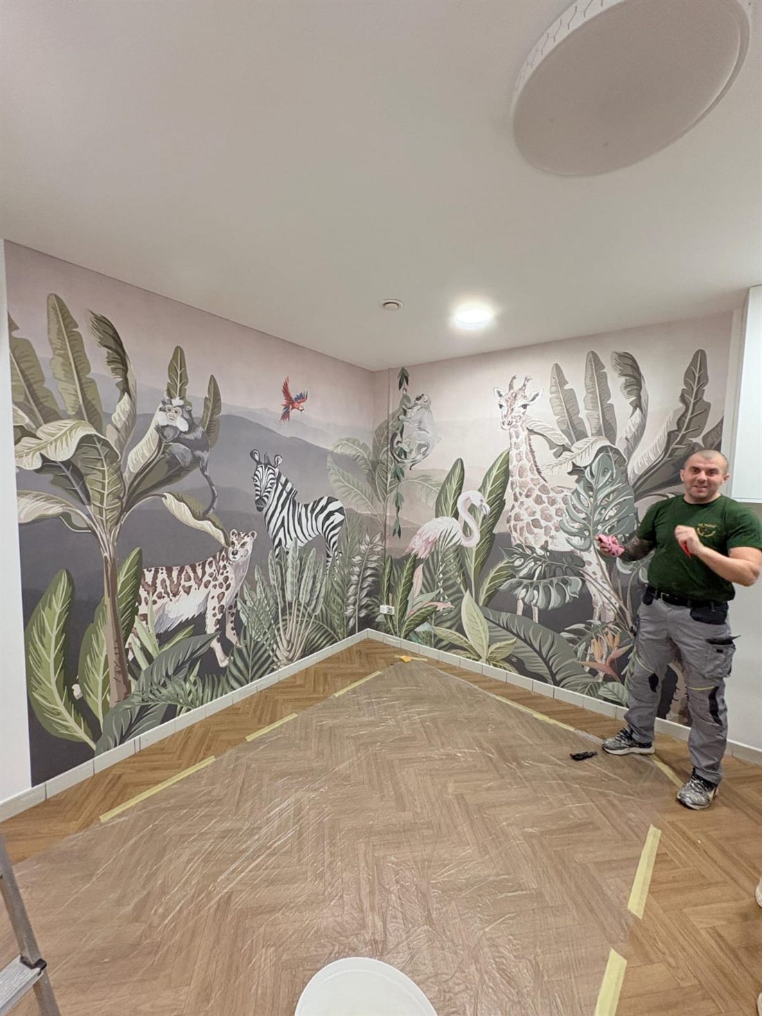 Postavljanje dekorativne zidne tapete s motivom džungle – mural u dječjoj sobi, Zagreb Maksimir